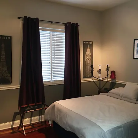 Just Minutes From Downtown Chicago Bed and Breakfast